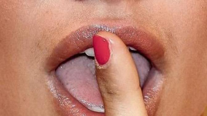 Adriana Lima'nın bile dudak üstü tüyleri objektiflere takılıyor. Kadınların dudak üstü tüylerini rahatsız edici buluyor musunuz?