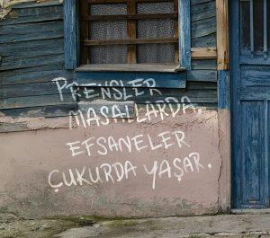 Çukur dizisini ve duvar yazılarını takip ediyor musunuz? Bir duvar yazısı ile katılmak istersen, ne yazardın?