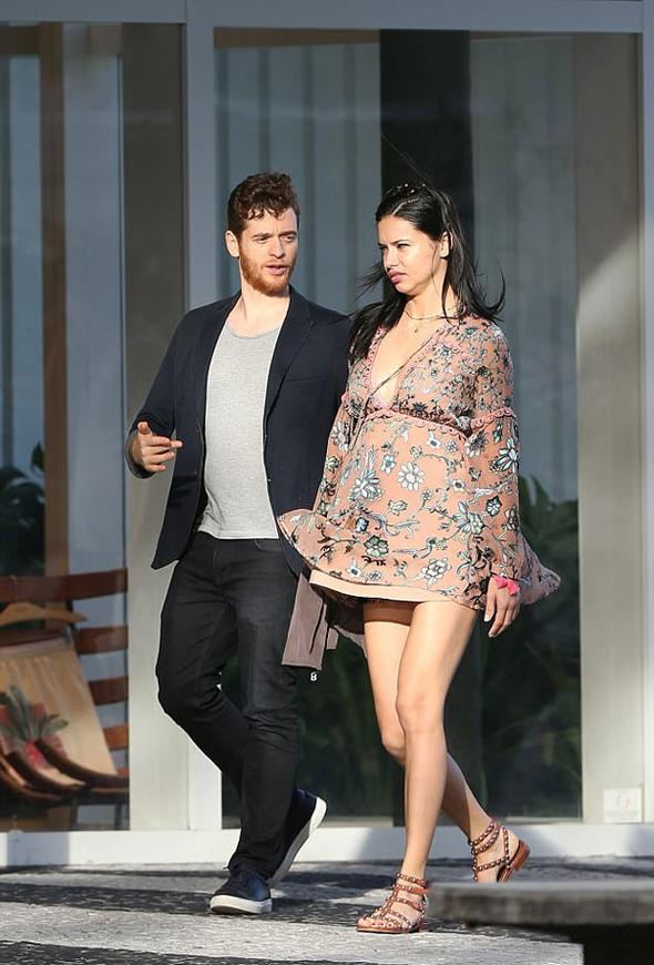 Adriana Lima'nın eteğini, rüzgara karşı kahramanca savunan Metin Hara'ya centilmen diyebilir miyiz?
