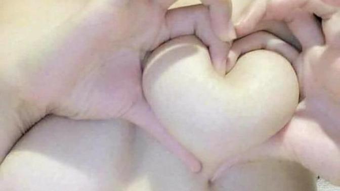Fotoğraf çekilirken hiç iki elinizin parmakları ile kalp işareti yaptınız mı?