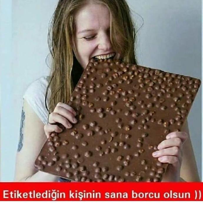 regl gününüzde böyle kocaman bir çikolata yiyebilir misiniz ?