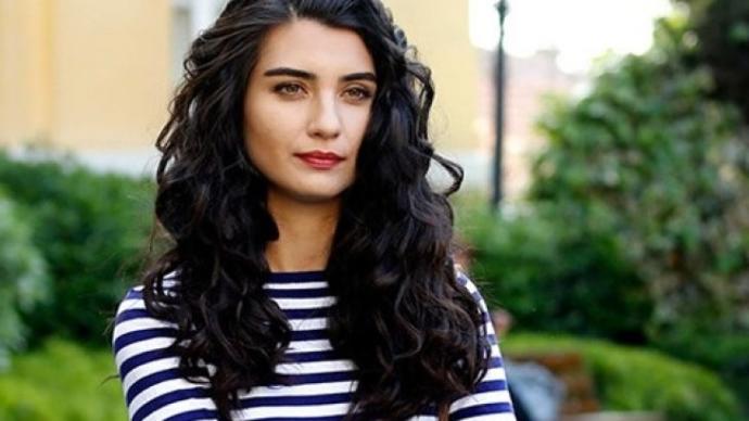 Tuba Büyüküstünün saç rengi nedir?