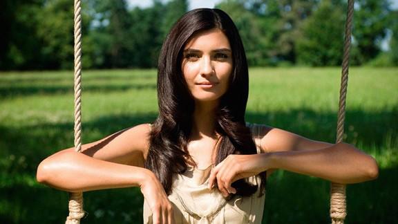 tuba büyüküstün saç rengi