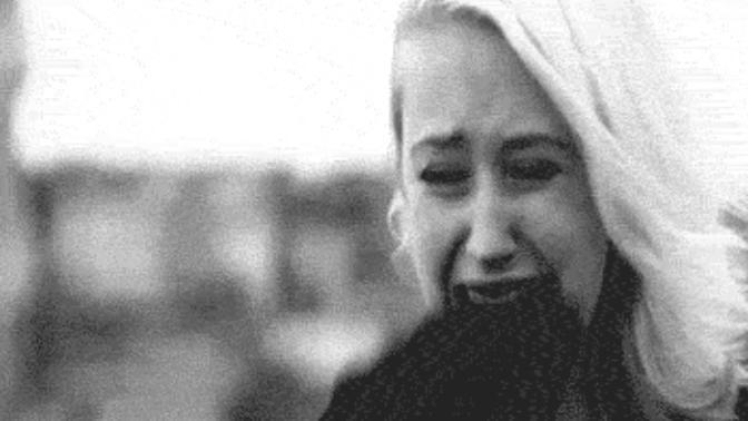 Sevgiliniz, sizden ayrılmamak için ağlasa onu susturmak için neler yapardınız?