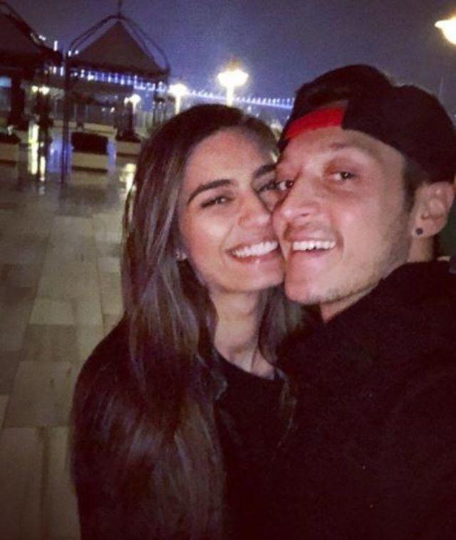Mesut Özil�den sevgilisi Amine Gülşe�ye öpüşme yasağı! Oyuncu bir