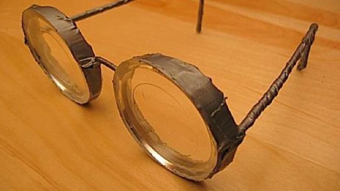 Sevgiliniz görme problemi yaşadığı için şişe dibi gözlük kullanmak zorunda kalsa çevrenizdekilerin laflarına aldırış eder misiniz?