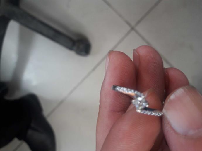 Bir yuzuk buldum yerde?