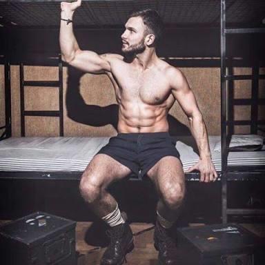 Eurovision'a katılmasıyla popülerlik kazanan Litvanyalı yakışıklı müzisyen Vaidas Jacob Baumila hangi fotoğrafta daha çekici?