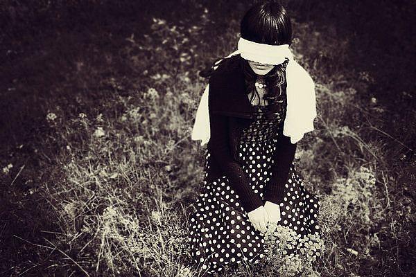 Körebe oynamak gibiydi aşk. Hepimiz kördük, ebemizi gördük. " Peki sizde aşktan yana ebesini görenlerden misiniz?