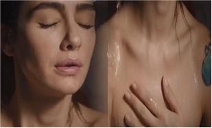 Birce Akalay'dan 'ateşli' sahne! Çırılçıplak.. Sanat için soyunur musunuz?