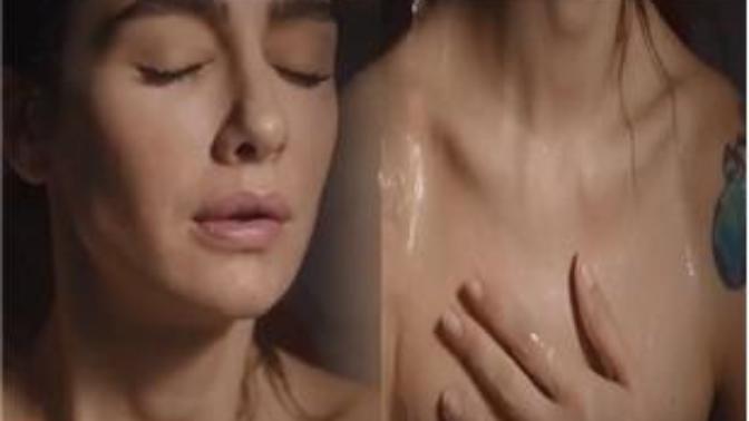 Birce Akalay'dan 'ateşli' sahne! Çırılçıplak.. Sanat için soyunur musunuz?