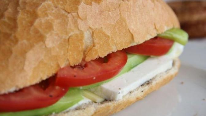 Hiç ekmek arası beyaz peynir, domates, salatalık yapıp yediniz mi?