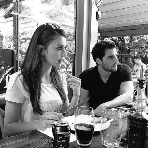 Yakışıklı aktör Akın Akınözü hangi fotoğrafta daha çekici duruyor?