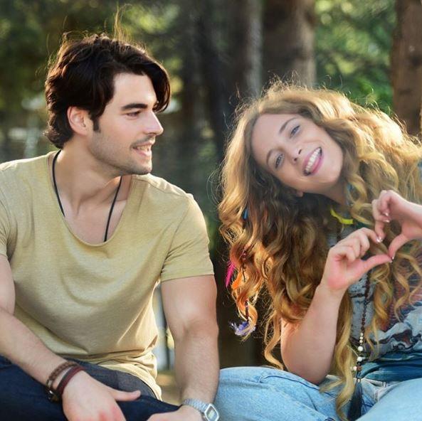 Yakışıklı aktör Akın Akınözü hangi fotoğrafta daha çekici duruyor?