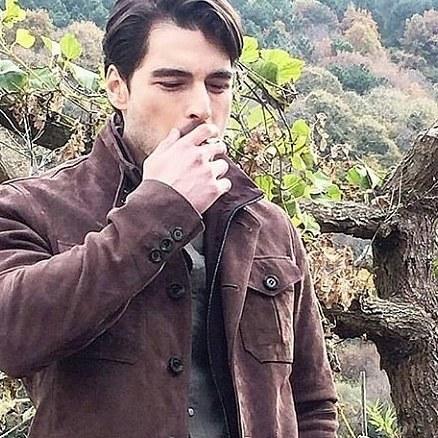 Yakışıklılığıyla dikkatleri üzerine çeken, ekranın taze yüzlerinden, oyuncu Akın Akınözü hangi fotoğrafta daha çekici?