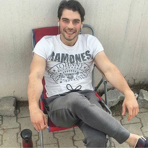 Türk yakışıklı Akın Akınözü mü yoksa Fransız yakışıklı Kendji Girac mı daha seksi?