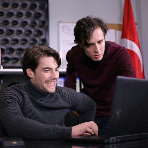 Türk yakışıklı Akın Akınözü mü yoksa Fransız yakışıklı Kendji Girac mı daha seksi?