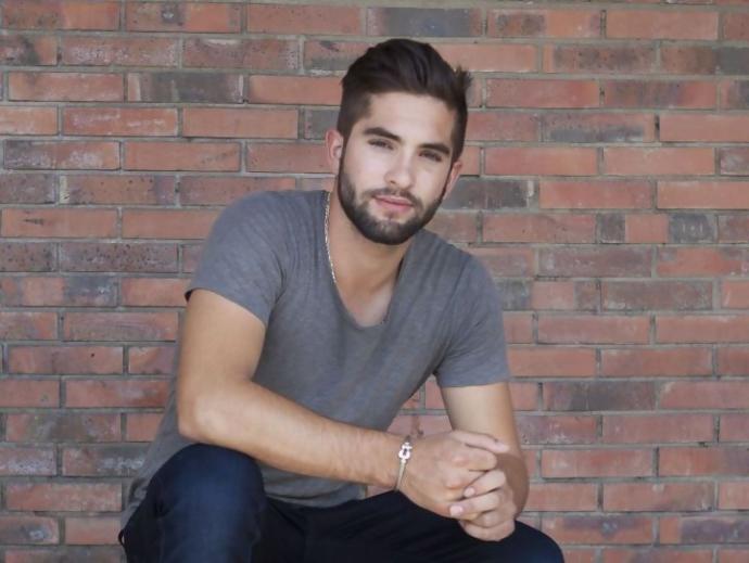 Türk yakışıklı Akın Akınözü mü yoksa Fransız yakışıklı Kendji Girac mı daha seksi?