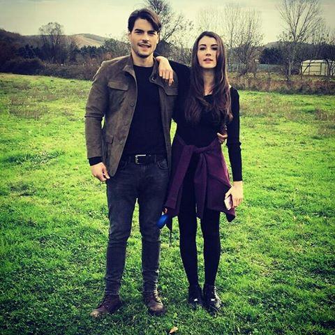 Türk yakışıklı Akın Akınözü mü yoksa Fransız yakışıklı Kendji Girac mı daha seksi?