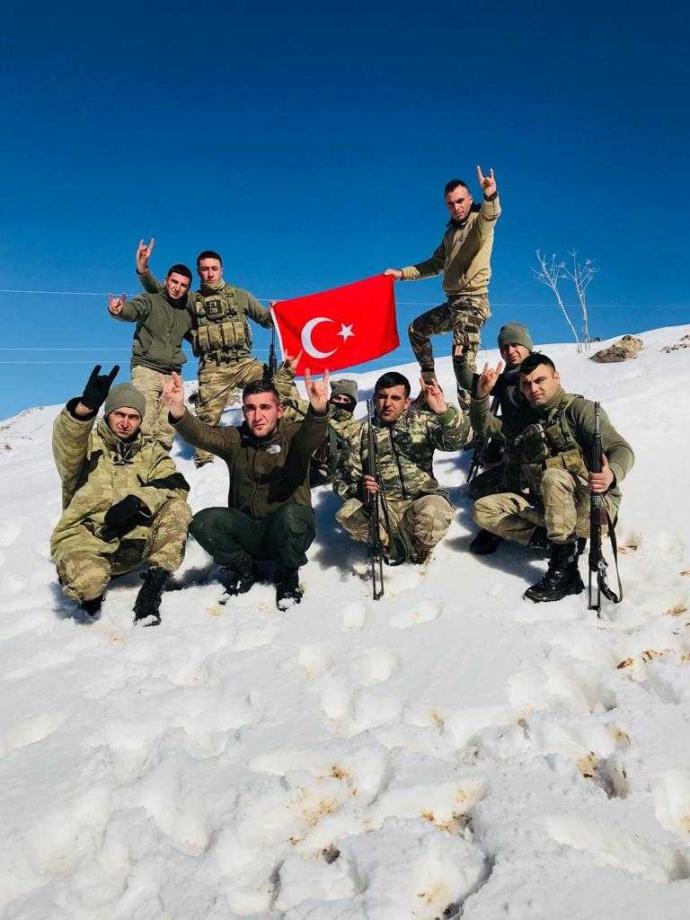 Şanlı Türk bayrağı düşmana yeterince korku vermiyor mu?