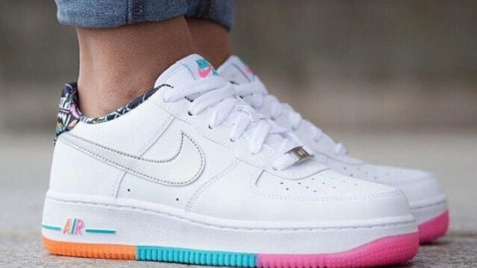 Günlük, dar paça ya da yırtık mom jeans altına giymek için hangi spor ayakkabıyı almalıyım sizce?