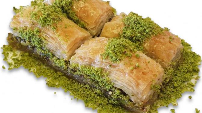 Baklava dediğin cevizli mi olmalı, fıstıklı mı?