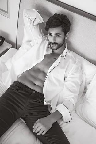 Yakışıklı oyuncu Ekin Mert Daymaz, sizce hangi fotoğrafta daha seksi?