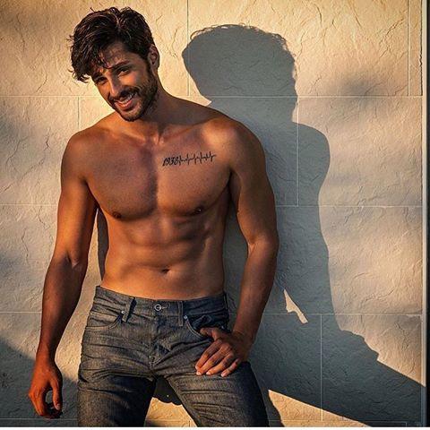 Yakışıklı oyuncu Ekin Mert Daymaz, sizce hangi fotoğrafta daha seksi?