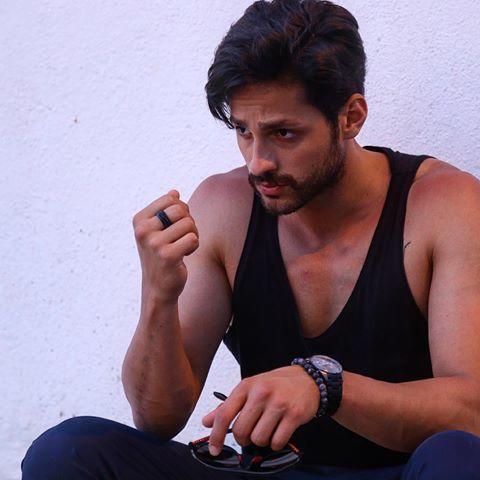 Yakışıklı oyuncu Ekin Mert Daymaz, sizce hangi fotoğrafta daha seksi?