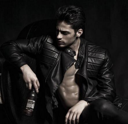 Yakışıklı oyuncu Ekin Mert Daymaz, sizce hangi fotoğrafta daha seksi?
