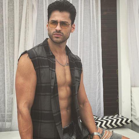 Yakışıklı oyuncu Ekin Mert Daymaz, sizce hangi fotoğrafta daha seksi?