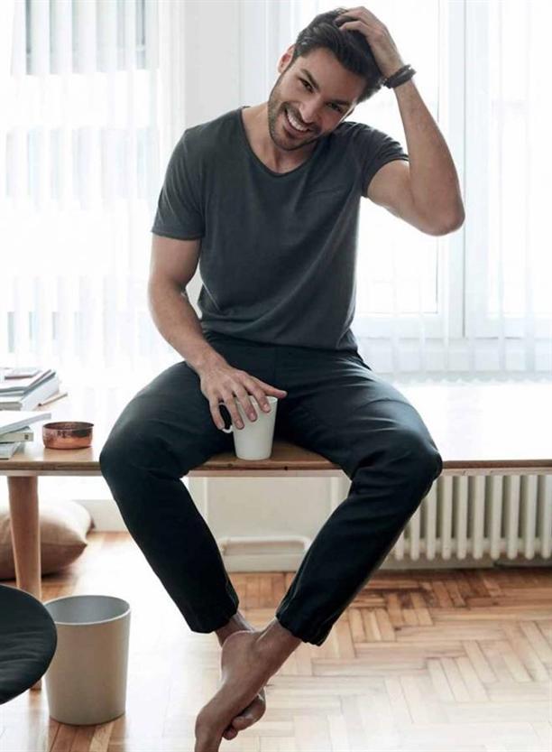 Sizce bu 8 yakışıklı adamdan hangisinin oturuş biçimi daha seksi?
