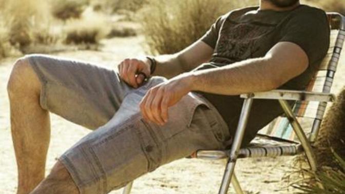 Sizce bu 8 yakışıklı adamdan hangisinin oturuş biçimi daha seksi?