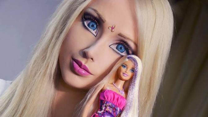 Yıllardır değişmeyen güzellik trendi: "Barbie bebeğe benzemek" uğruna gerçekleştirilen operasyonları mantıklı buluyor musunuz?