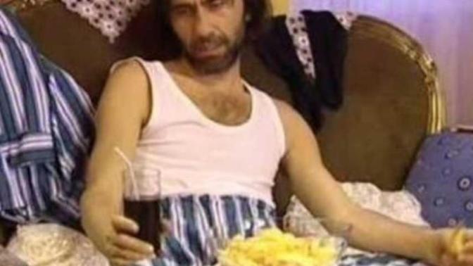 Beyaz atlet giyen erkekler hakkında ne düşünüyorsunuz?