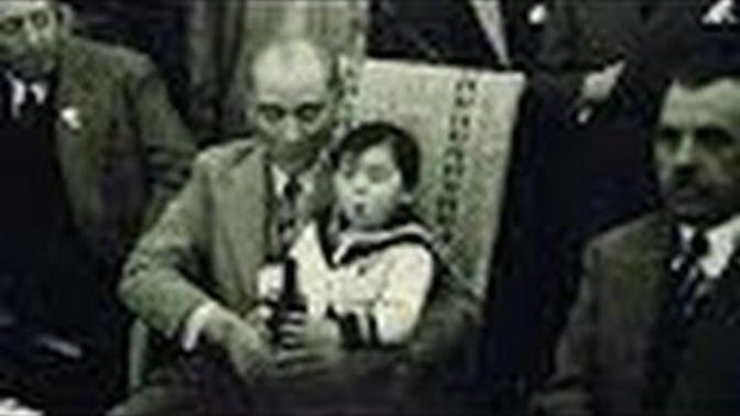 Atatürk manevi kızı Ülkü Adatepe'ye bira içirirken gözüküyor ne düşünüyorsunuz?