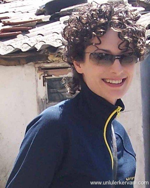 özlem düvencioğlu mu daha güzel demet sağıroğlu mu?