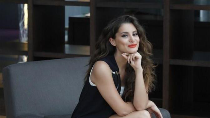 Arkadaşlar sizce listedeki hangi ünlü giyim olarak daha tarz ve fizik olarak daha güzel :) ?