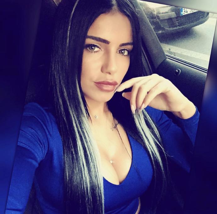 Güzel dekolteli kadın görünce kız aradaşının ağzı sulanan varmı? Benim sevgilim çok seviyo dolgun göğüs ve dekolteli kadınları.?