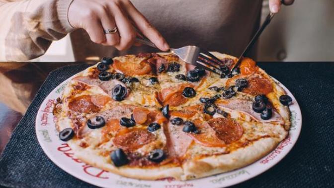 Pizzayı elle yemeyi mi tercih edersiniz yoksa çatal bıçakla mı yemeyi tercih edersiniz?