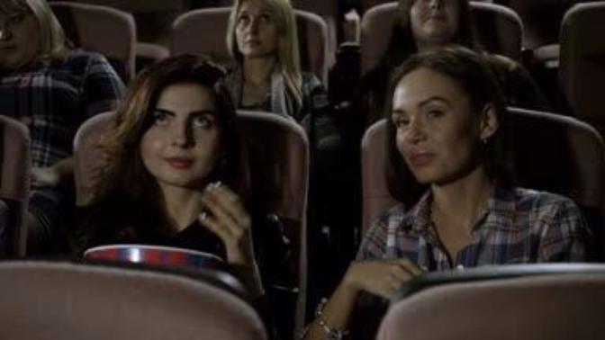 Film izlerken konuşan insanlara ne yapmalı?