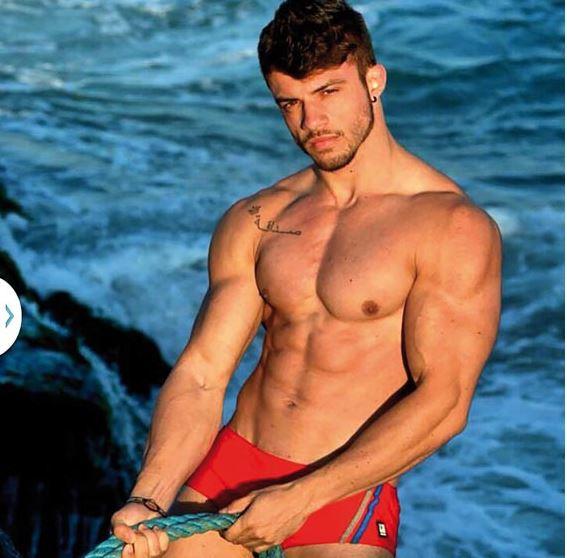 Sizce en yakışıklı erkek model hangisi?