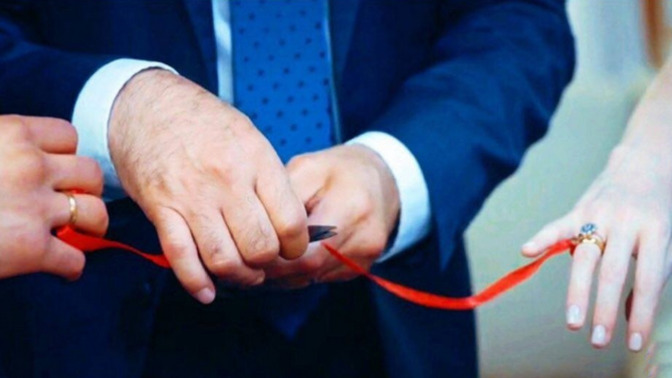 Nişan tepsisini kim alır ve kurdeleyi kim keser?