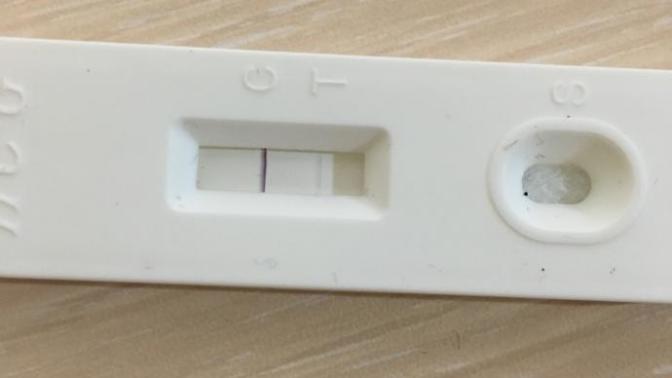 Hamilelik testinde ikinci çizgi hafif silik çıktı. Anlamadım? Sonuç ne böyle çıkan var mı?