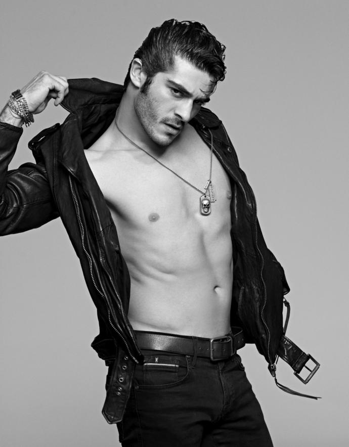 Yakışıklı oyuncu Burak Deniz hangi fotoğrafta daha seksi ve maskülen?