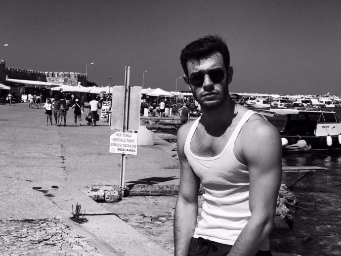 Ekranlarımızı süsleyen yakışıklı oyuncular Şaşmaz kardeşlerden hangisini daha çekici buluyorsunuz?