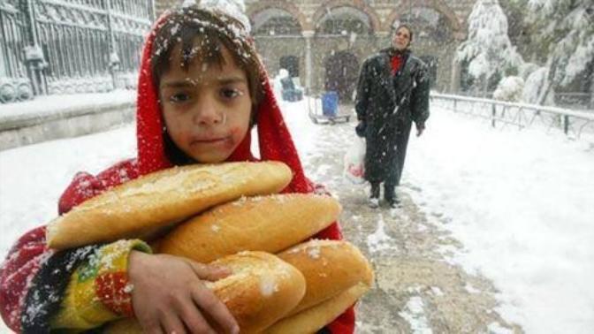 Yemek bulamayan birinin bir ekmek çalması mıdır günah, yoksa yemeği beğenmeyip elinin tersiyle itenlerin midir?