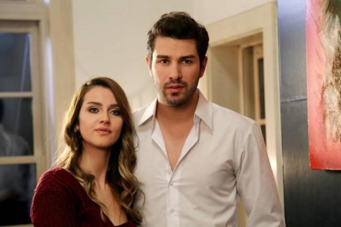 Karizmatik aktör Furkan Palalı hangi kadının yanında daha seksi duruyor?