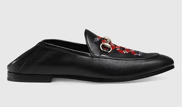Eskiden amcaların arkasına bakarak gezdiği ayakkabılar şimdilerde yine moda olmuş. Bu şimdi moda mı, intihar mı?