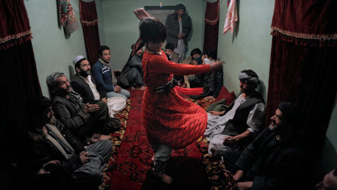 Şeriat ile yönetilen Afganistan da erkek çocuklarını Cinsel köle olarak gören " Bacha Bazi " adeti olayını hiç duydunuz mu?